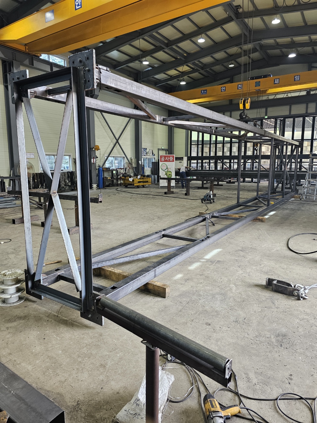 (주)이도테크의 넓은 제작 공장 전경